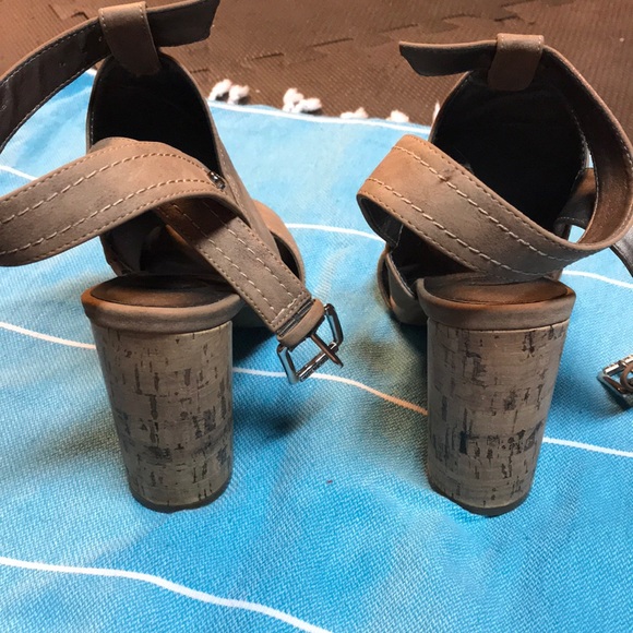 Guess light brown heels - Picture 3 of 4